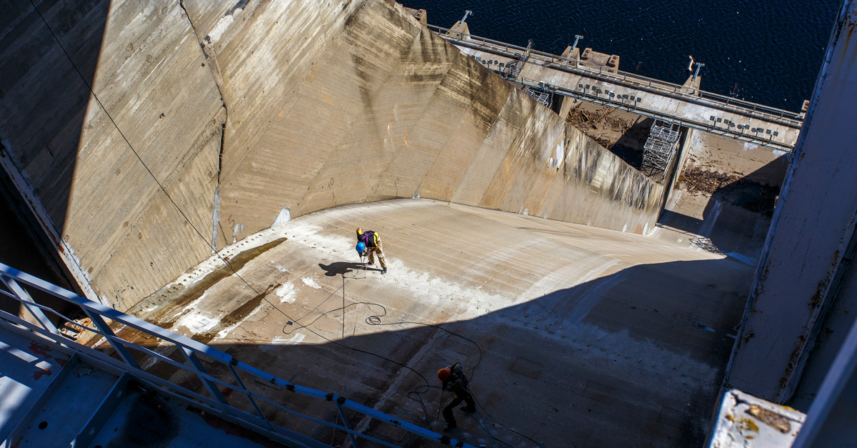 Hydroelectric power plant maintenance on closed lock